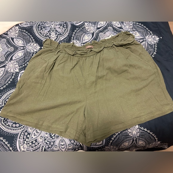 Maurices Pants - Womens Maurices size 20W olive green elastic waist shorts.